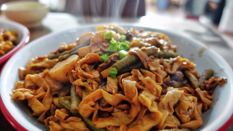 衩姐秘制豆角焖面,然后,再等面条上的水汽稍微收干一点,Voila!豆角焖面就做好了!