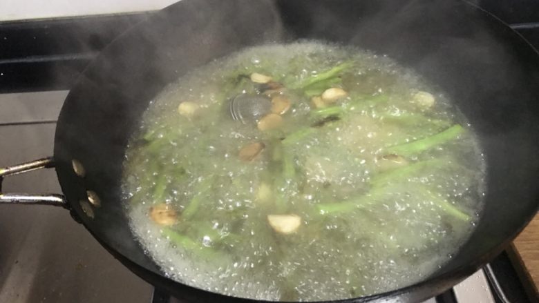 衩姐秘制豆角焖面,把土豆,蒜,豆角,倒入刚才炒肉的锅里趁着炒肉的油,炒一会儿。
然后加水恰恰淹没过菜,盖上锅盖开大火炖。⬇️ 注意,炖土豆和豆角的时候可以放点香料。很简单:15粒<a style='color:red;display:inline-block;' href='/shicai/ 700'>花椒</a>、一枚<a style='color:red;display:inline-block;' href='/shicai/ 3766'>草果</a>、一枚<a style='color:red;display:inline-block;' href='/shicai/ 695'>八角</a>。为了方便捞出,我都是把香料放进一个铁撒粉器里,炖完捞出就得了。⬇️
