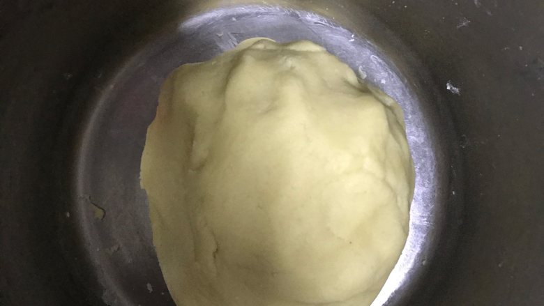 粒粒腰果一口酥,再用手揉成团,不要像做面包那样使劲揉,揉到无干粉成团就可以了