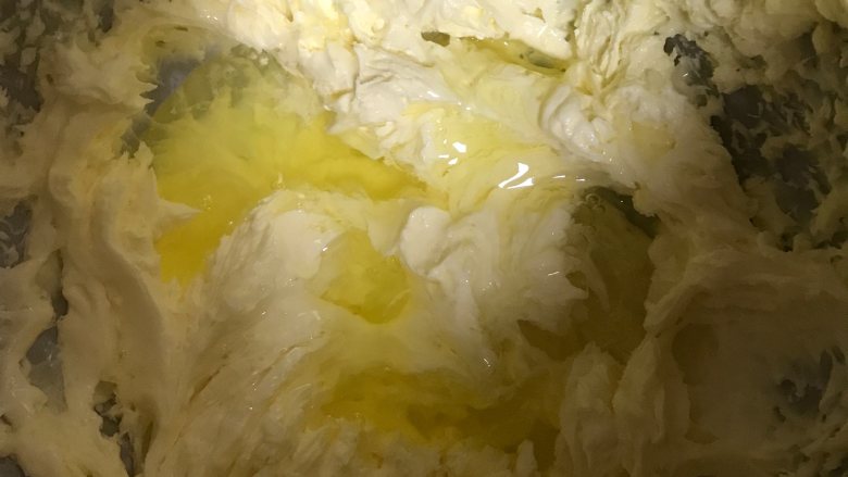 粒粒腰果一口酥,分两次加入蛋液打至融合,注意一次不要加太多,容易水油分离