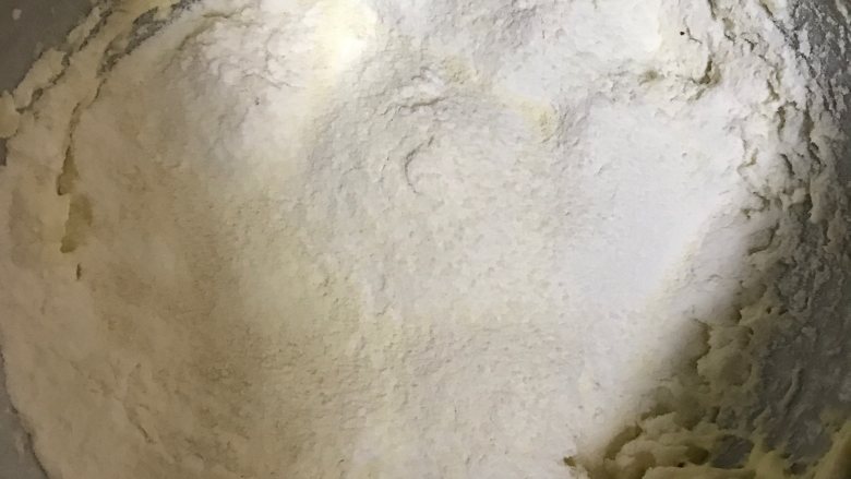 粒粒腰果一口酥,筛入粉类,先用刮刀压拌几下