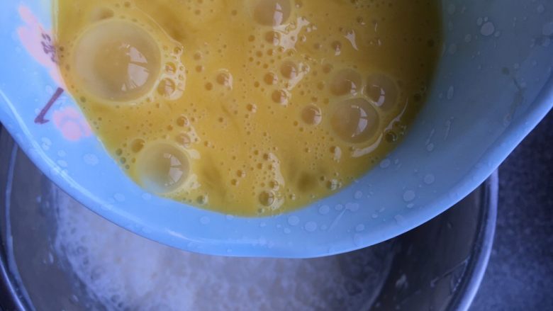 奶酪系列之:经典奶酪布丁,最后加入蛋液