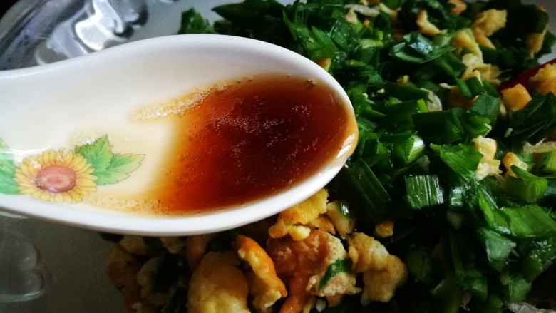 忘不掉的味道~韭菜盒子,加入香油 拌匀