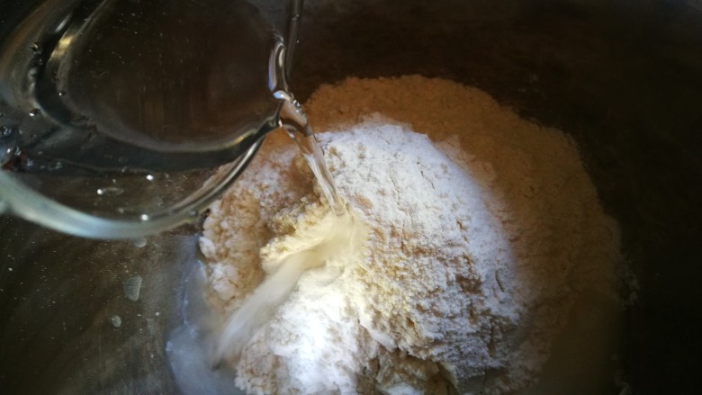 忘不掉的味道~韭菜盒子,加入70g清水