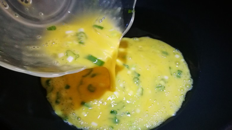 忘不掉的味道~韭菜盒子,油热倒入蛋液