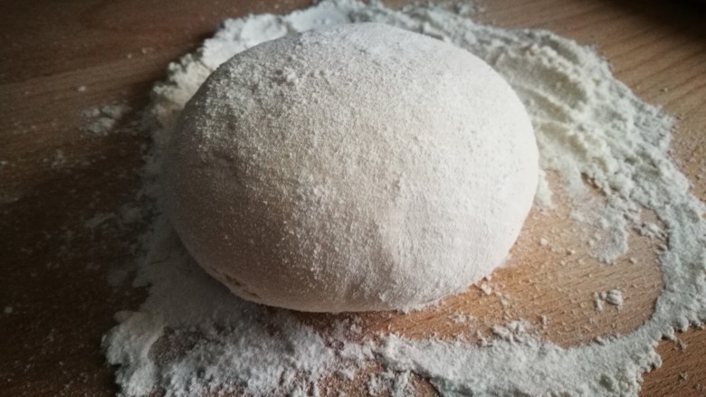 忘不掉的味道~韭菜盒子,面团醒好 取出揉面