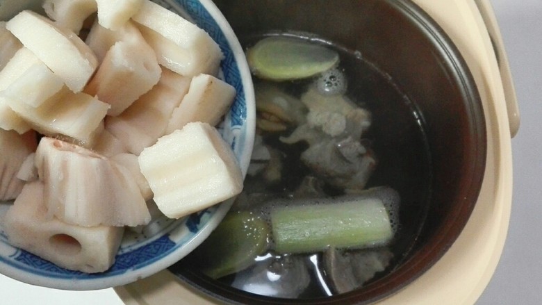 海虹莲藕排骨汤,放莲藕烧开撇去浮沫,小火烧两小时