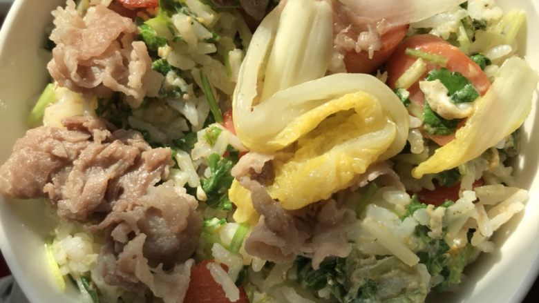 牛肉卷火腿芹菜炒饭,1⃣️锅内加入油加热
2⃣️炒<a style='color:red;display:inline-block;' href='/shicai/ 437'>火腿肠</a>
3⃣️加入<a style='color:red;display:inline-block;' href='/shicai/ 39917'>牛肉卷</a>继续炒
4⃣️加入米饭🍚
5⃣️加入<a style='color:red;display:inline-block;' href='/shicai/ 125'>芹菜</a>
6⃣️加入盐
切记（小火慢慢翻炒均匀即可享受