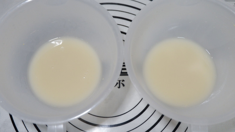 紫薯开花馒头,找两个容器,分别加入2g<a style='color:red;display:inline-block;' href='/shicai/ 731'><a style='color:red;display:inline-block;' href='/shicai/ 731'>酵母</a></a>,用100g温水融化开,静置5分钟备用