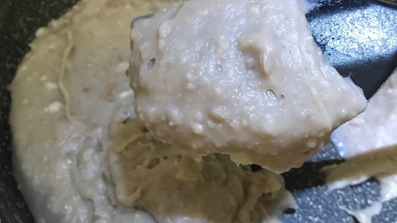 芋泥椰蓉麻薯,炒至玉米油完全吸收,继续翻炒至你觉得开始了干湿程度就可以了,装出放凉备用