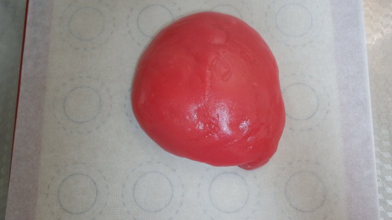 芋泥椰蓉麻薯,揉好的糯米团,包上保鲜膜放凉后再用
着急可以放冰箱冷藏1个小时就差不多了