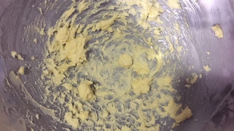 橙香磅蛋糕,黄油加剩下的20g糖打至发白蓬松