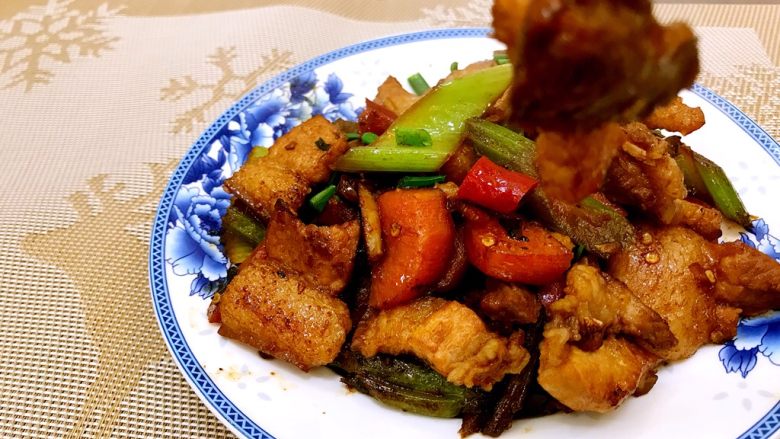 西芹胡萝卜小炒肉,太香了,美美滴先吃上一块😋
