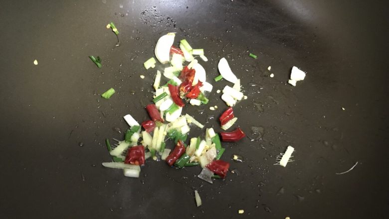 西芹胡萝卜小炒肉,起油锅,放入葱姜蒜红辣椒炒香
