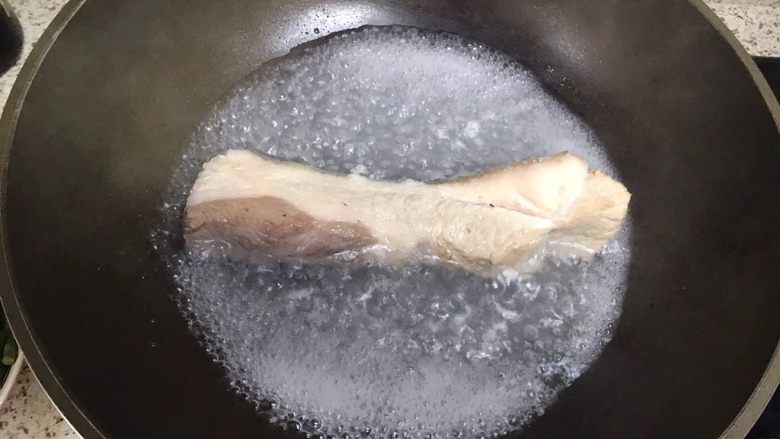 西芹胡萝卜小炒肉,五花肉焯水,去除血水和腥味