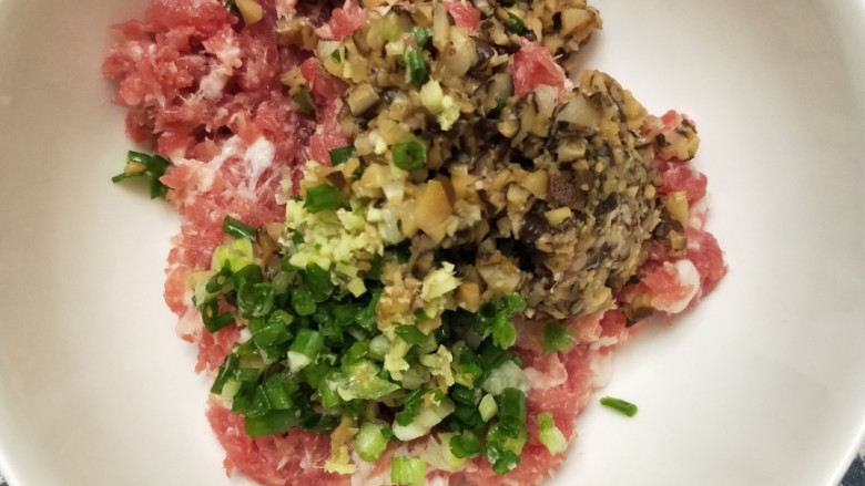 手工蛋饺,猪肉、香菇、生姜、小葱剁碎