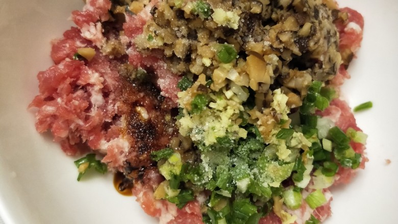 手工蛋饺,加入盐，生抽，料酒，几滴老抽