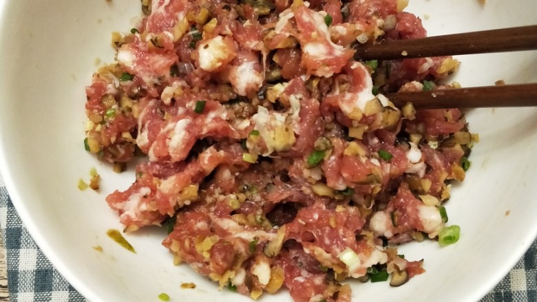 手工蛋饺,搅拌均匀