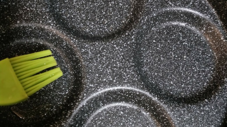 手工蛋饺,煎锅刷一层油