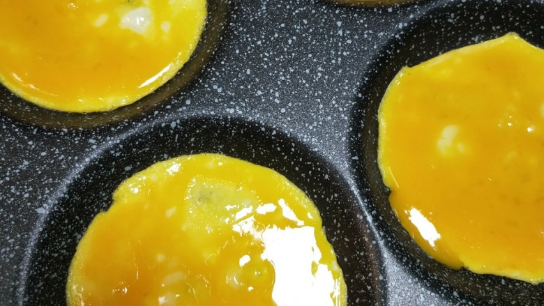 手工蛋饺,倒入蛋液