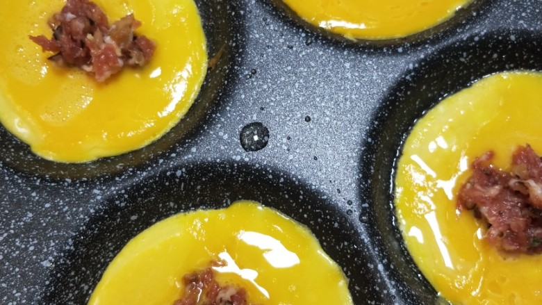 手工蛋饺,放入适量的肉馅