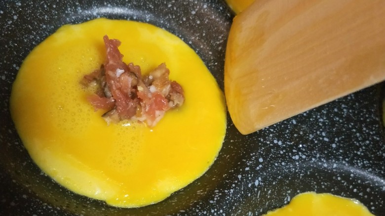 手工蛋饺,蛋液有一点凝固时，轻轻翻