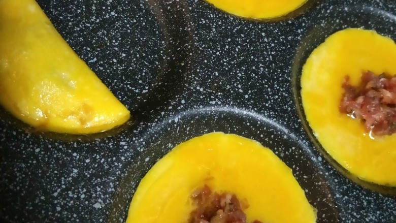 手工蛋饺,趁蛋液还没有凝固时，将蛋皮四周轻轻按几下，让上下蛋皮粘在一起