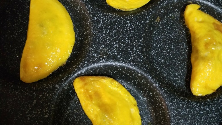 手工蛋饺,轻轻的给蛋饺翻个身，蛋皮很薄，翻的时候要注意一点，煎另一面