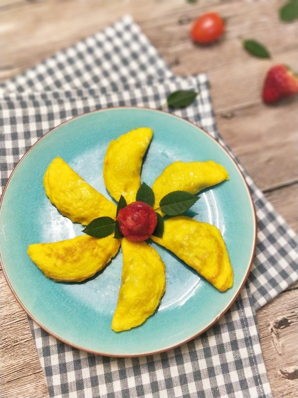 手工蛋饺,蛋饺做好，水烧开蒸15分钟即可，蒸熟后的蛋饺放进冰箱，蒸着吃或者烫火锅都很美味！