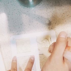 北海道白色恋人饼干,第二步,融化好的巧克力挤入到模具中,同样也是用刮板快速刮平。然后放冰箱冷冻几分钟定型,揭开模具。