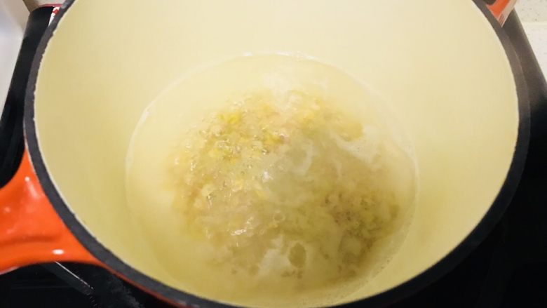 蘑菇银鱼金汤字母面（12m+）,水开后加入<a style='color:red;display:inline-block;' href='/shicai/ 526'>面条</a>，小火煮7，8分钟。如果<a style='color:red;display:inline-block;' href='/shicai/ 526'>面条</a>没有煮软可以多煮几分钟，反之，少几分钟。中途搅拌一下，防止糊锅。此刻可以准备配菜啦！