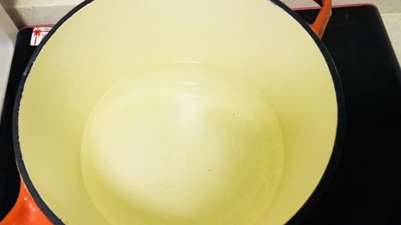 蘑菇银鱼金汤字母面(12m+),取一锅倒入适量清水。