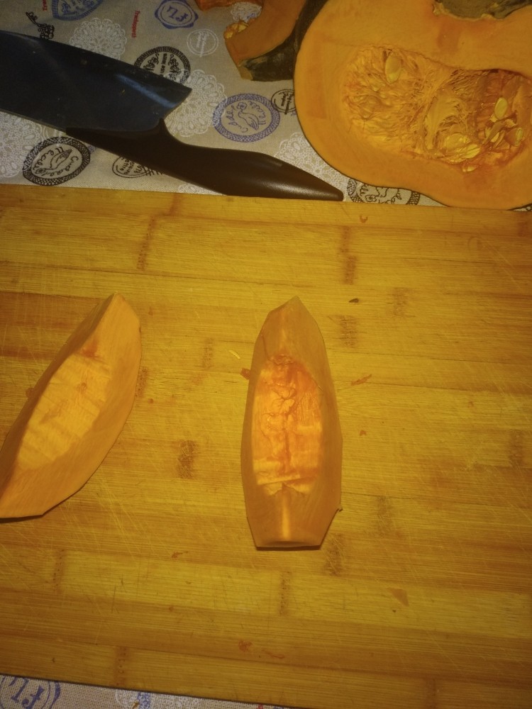 电饭煲-白薯炖南瓜,如图,去皮去瓤收拾干净。