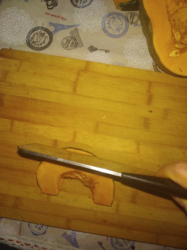 电饭煲-白薯炖南瓜,南瓜的皮很硬,要用刀贴着南瓜肉切下去。