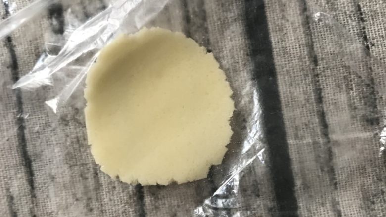 水果泡芙,双面都盖上保鲜膜擀圆,方便取下