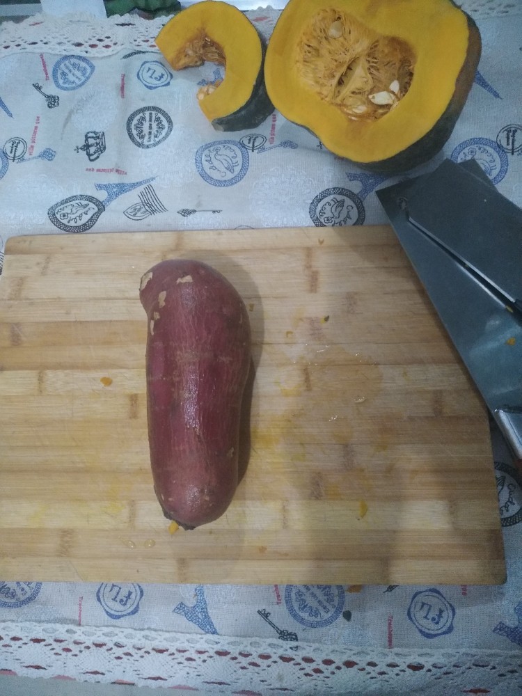 电饭煲-白薯炖南瓜,准备红薯，红薯炖着吃，尽量选择个大饱满的。这样的味道更好