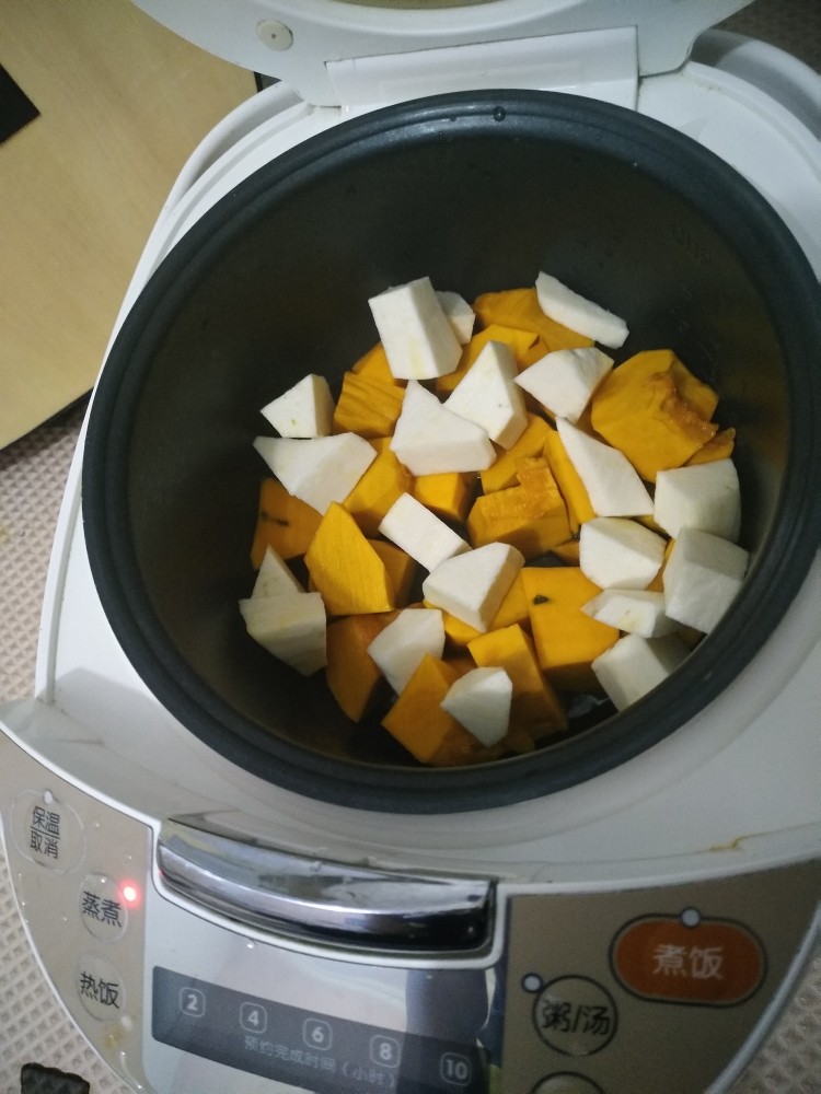 电饭煲-白薯炖南瓜,但我黄油完全融化,加入南瓜和红薯