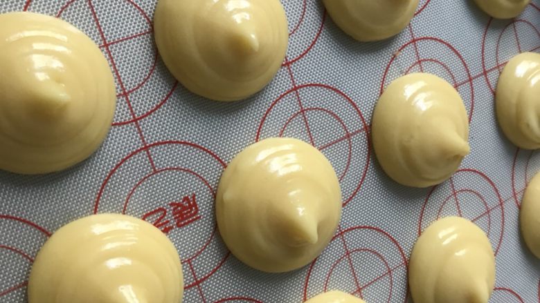 水果泡芙,在烤盘中挤出若干个大小一致的泡芙(我挤了25个,一口一个的大小)