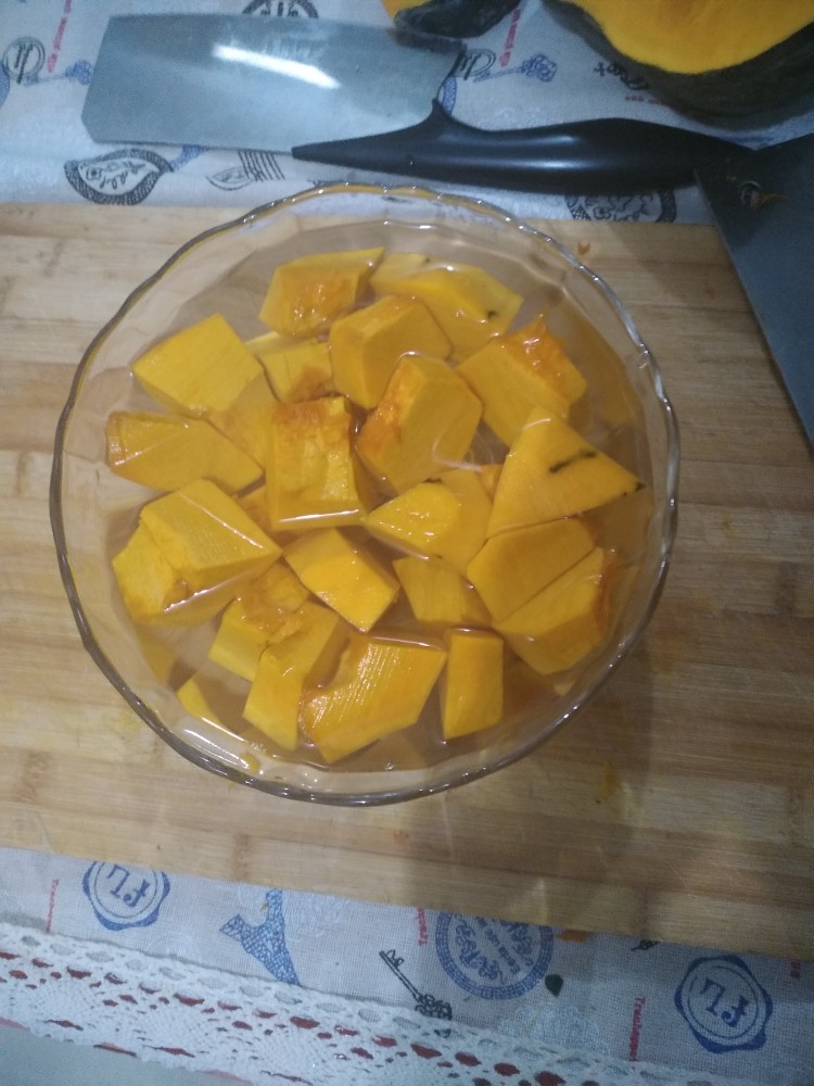 电饭煲-白薯炖南瓜,清洗两遍南瓜,再用水浸泡。