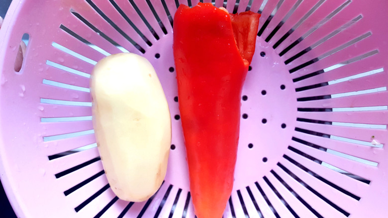 咖喱时蔬,<a style='color:red;display:inline-block;' href='/shicai/ 23'>土豆</a>取皮,辣椒去籽,洗净。
