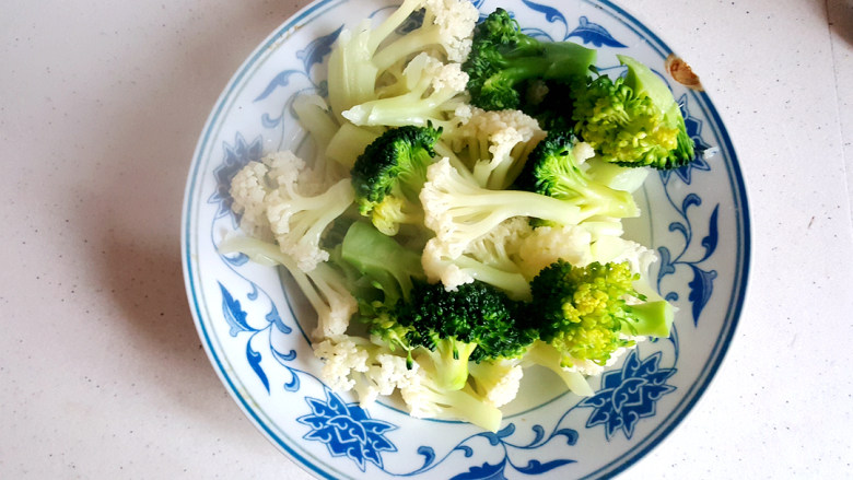 咖喱时蔬,两分钟后,把菜捞出。