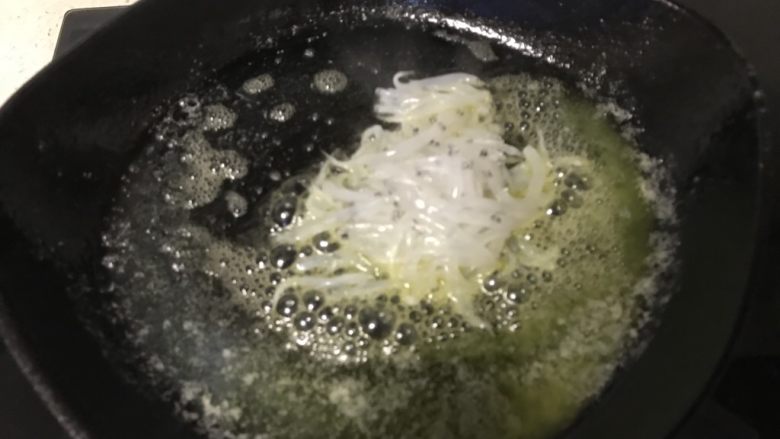 蘑菇银鱼金汤字母面(12m+),黄油融化后加入银鱼炒均匀。