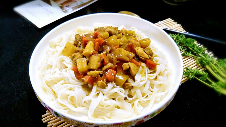 鸡肉咖喱面条,浇上煮好的鸡肉咖喱,拌匀后就可以开动了。