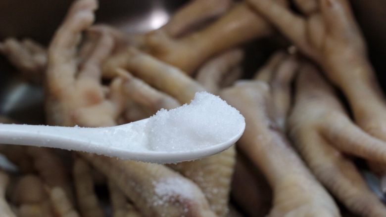 黑木耳鸡爪汤,另起一锅,加盐