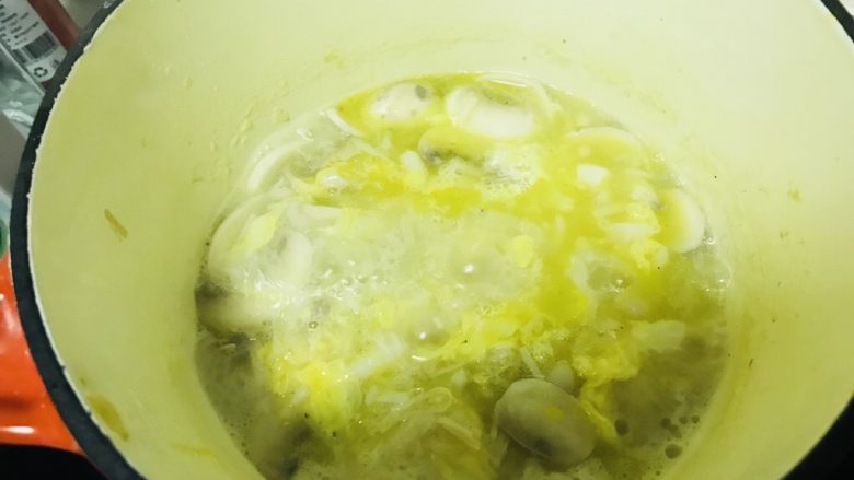 蘑菇银鱼金汤字母面(12m+),水开后加入打好的蛋液。
