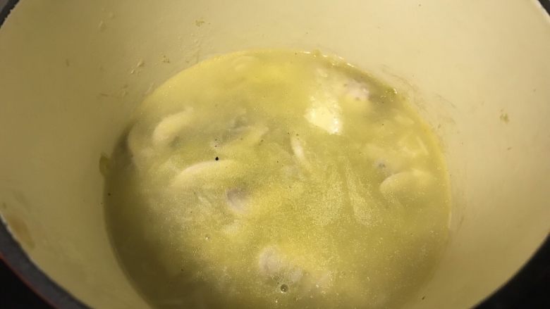 蘑菇银鱼金汤字母面(12m+),往锅中加入适量的水并煮开,其间多搅拌几次。此时可以煎蛋啦。