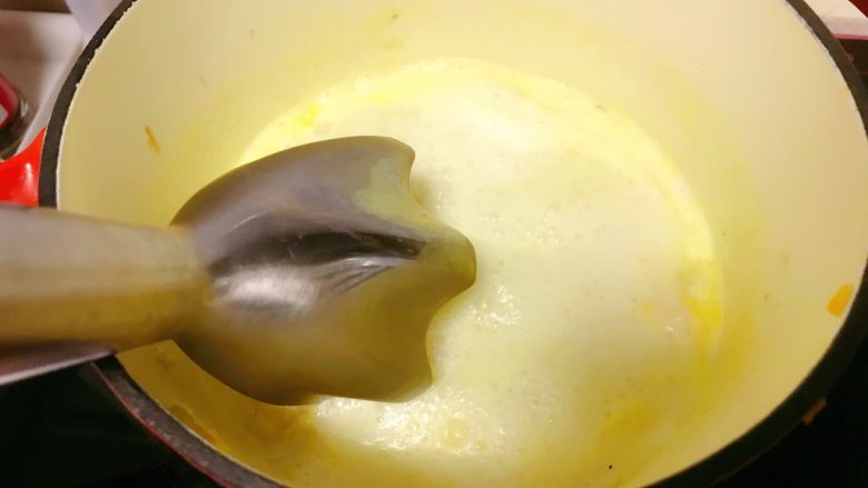 蘑菇银鱼金汤字母面(12m+),用料理棒打碎。
