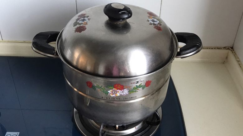 鱼露蒸鲈鱼,盖上盖子,大火蒸7、8分钟