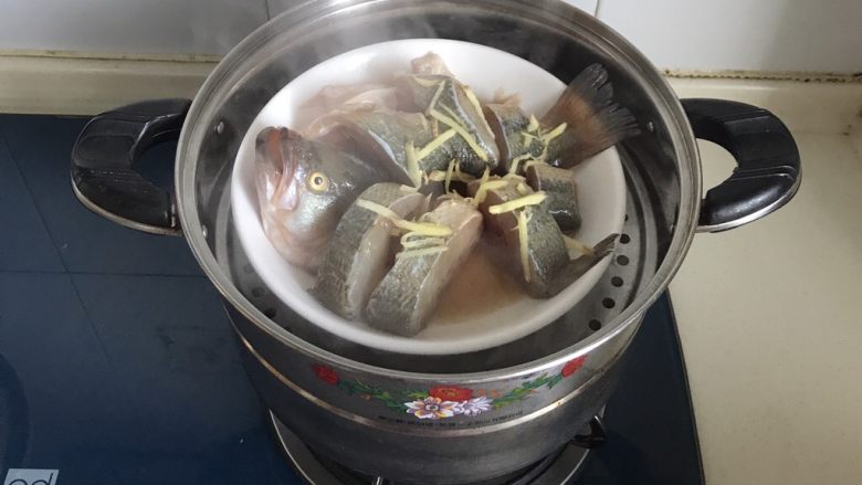 鱼露蒸鲈鱼,锅里水烧开,把盘子放进锅里