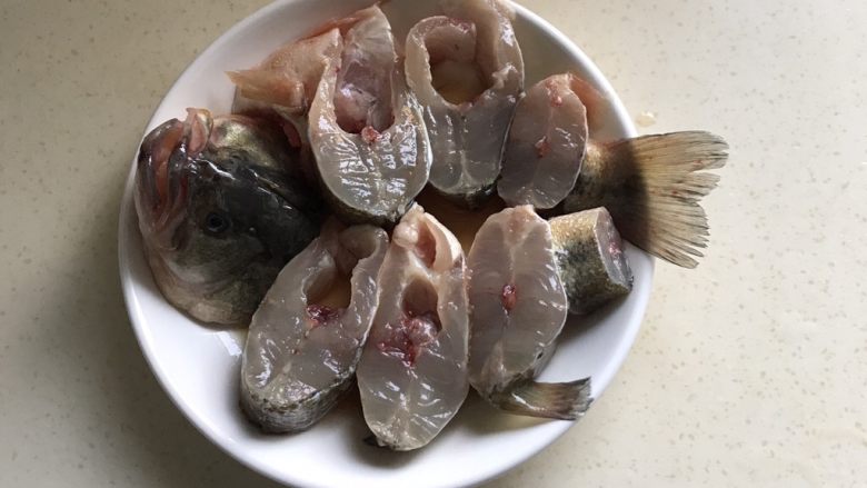 鱼露蒸鲈鱼,翻一下面,让鱼肉充分吸收鱼露,并腌制一会